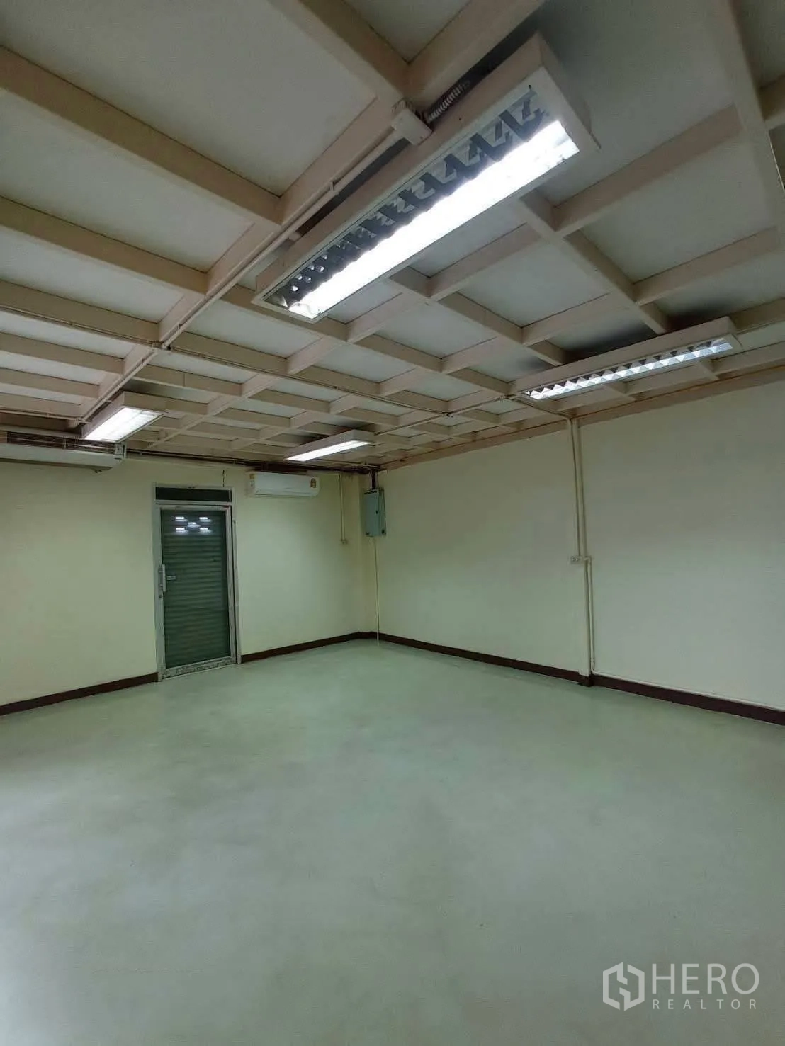 货栈 出租在Suan Luang, Bangkok - 办公室另一角度，吊顶方格与后侧金属门
