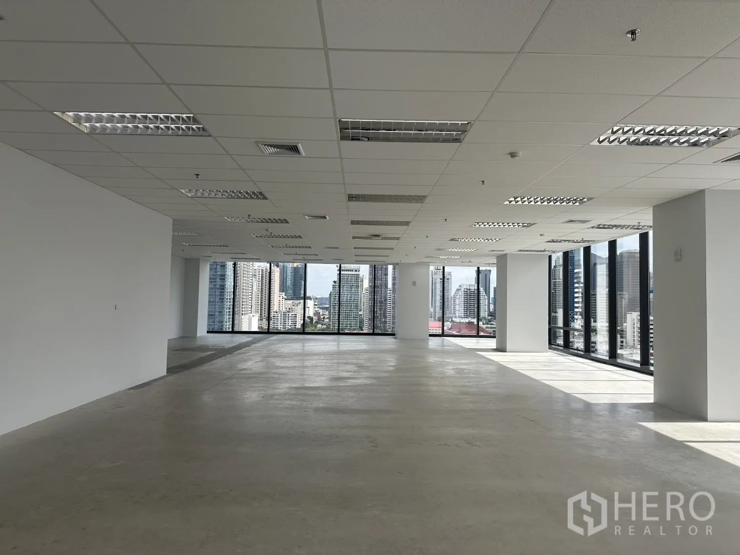 办公室 for rent in Ratchathewi, Bangkok - 两侧整面窗带来自然采光，天花设有空调出风口的办公空间。