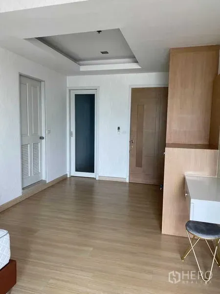 公寓 出租在Khlong San, Bangkok - 明亮的多功能空间，浅色木地板、吊顶与内置柜。