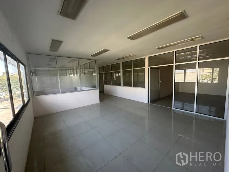 คลังสินค้า ให้เช่าในSaphan Sung, Bangkok - ออฟฟิศโอเพ่นสเปซ พื้นกระเบื้อง ผนังกระจกสูงจรดเพดาน