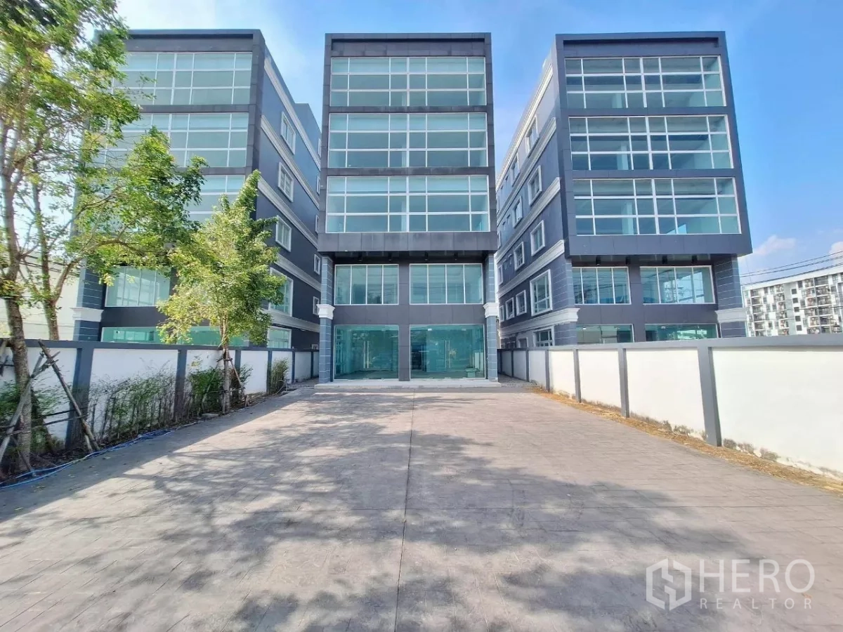 办公空间 出售在Bueng Kum, Bangkok - 现代五层家用办公楼，整面玻璃立面与宽阔车道，位于Bueng Kum。