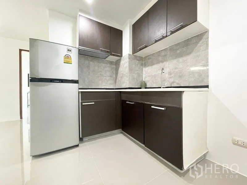 คอนโด for rent in Khlong Toei, Bangkok - ครัวกะทัดรัดพร้อมตู้เก็บของ ผนังกระเบื้อง และตู้เย็น