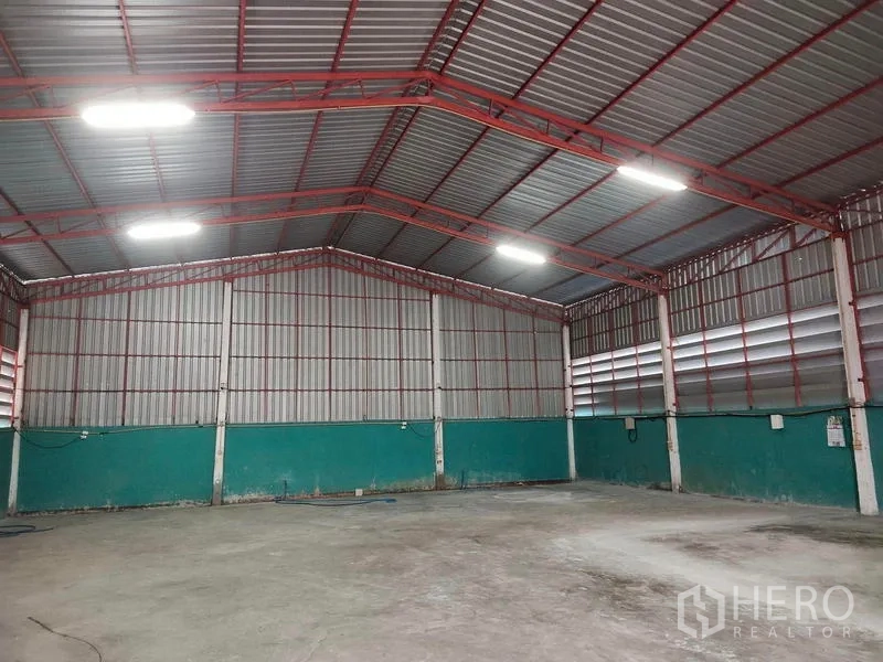 คลังสินค้า ขายในLam Luk Ka, Pathum Thani - ภายในโกดังโปร่ง หลังคาโครงเหล็กสีแดงและไฟสว่าง