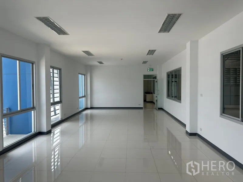 โรงงาน ให้เช่าในBang Sao Thong, Samut Prakan - โถงออฟฟิศชั้นสอง มีหน้าต่างสองด้านและช่องมองลงสู่พื้นที่ผลิต.