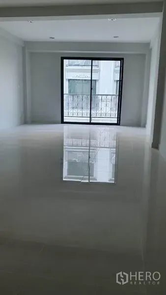 带办公室的家 出租在Suan Luang, Bangkok - 宽敞开放空间，推拉落地玻璃门通往小阳台。