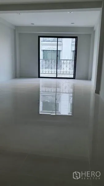 带办公室的家 出租在Suan Luang, Bangkok - 宽敞开放空间，推拉落地玻璃门通往小阳台。