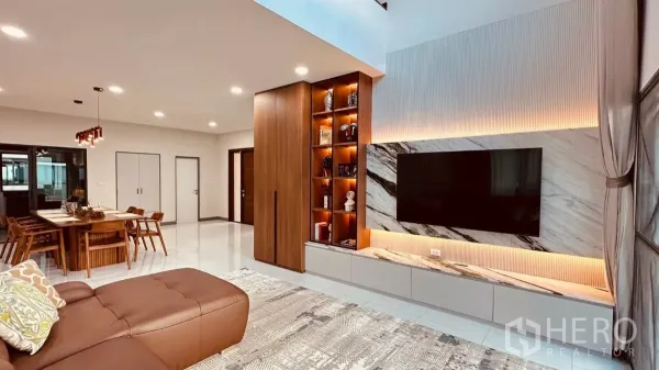 บ้าน ให้เช่าในBang Phli, Samut Prakan - มุมมองจากโซฟาหนังไปยังผนังทีวีและส่วนทานอาหารในพื้นที่เปิดโล่ง