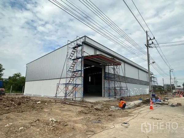 Warehouse for rent or sale in Lam Luk Ka, Pathum Thani - Large loading bay with roller door and steel frame at the end of the warehouse under build.
