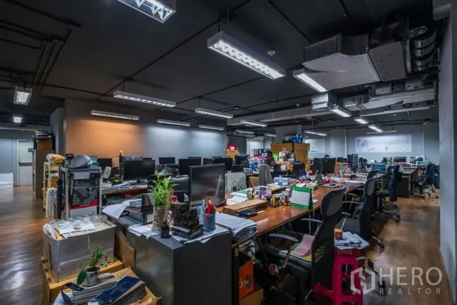 办公空间 出租 - 成排工作位与电脑，工业风天花照明