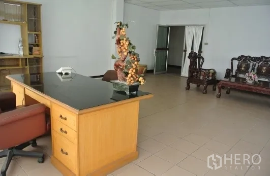 工厂 出售在Bang Phli, Samut Prakan - 管理办公室，配木质办公桌与会客区。