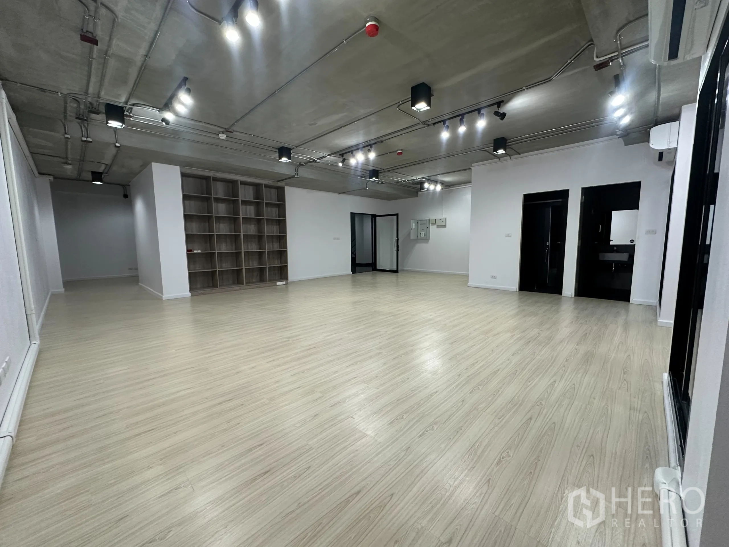 办公空间 出租在Watthana, Bangkok - 宽阔工作区，内置置物架，独立卫生间门与分体空调。