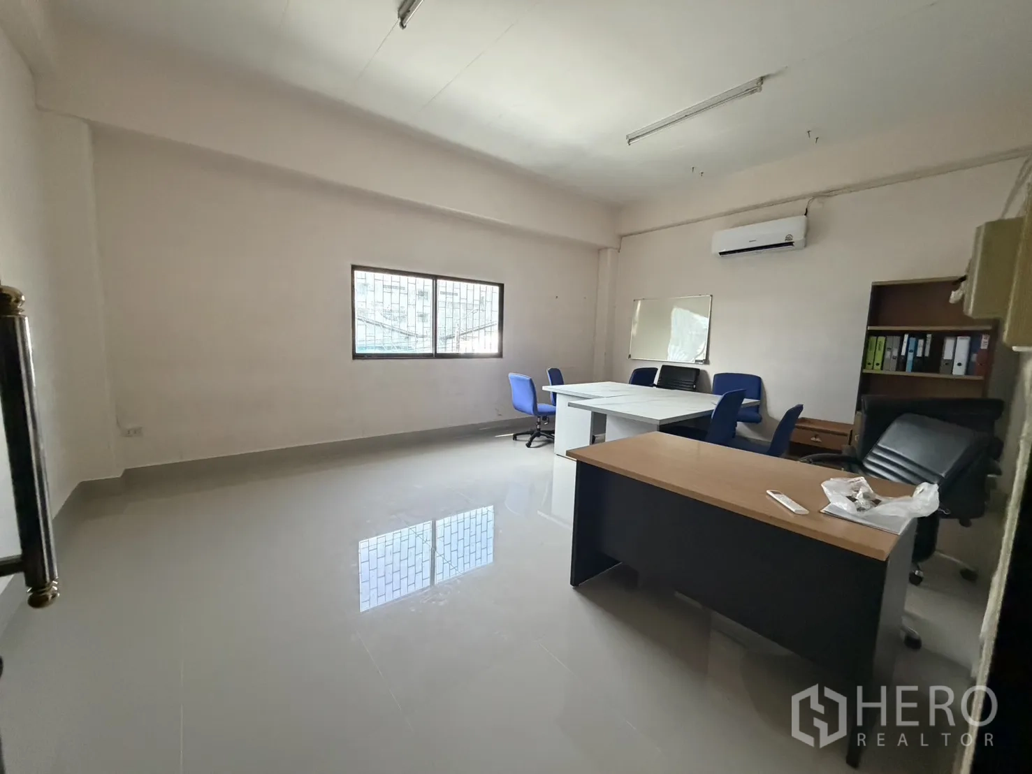 工厂 for rent or sale in Bang Bon, Bangkok - 空调办公室，配有书桌、椅子与窗户。