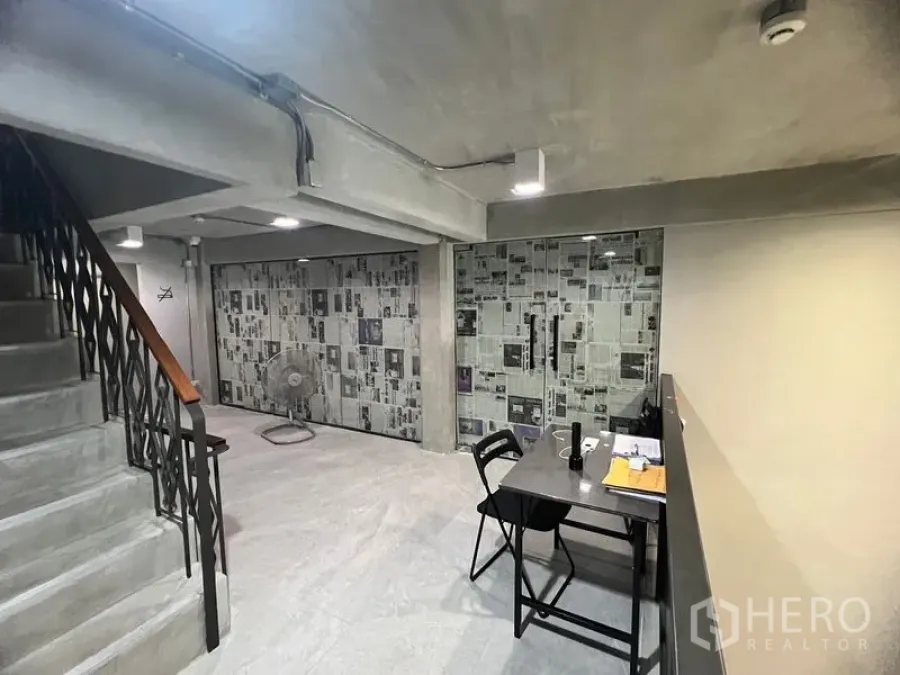 零售空间 出租在Watthana, Bangkok - 工业风零售空间，外露混凝土、玻璃隔断、金属楼梯与小型工作区，临近Phrom Phong轻轨。
