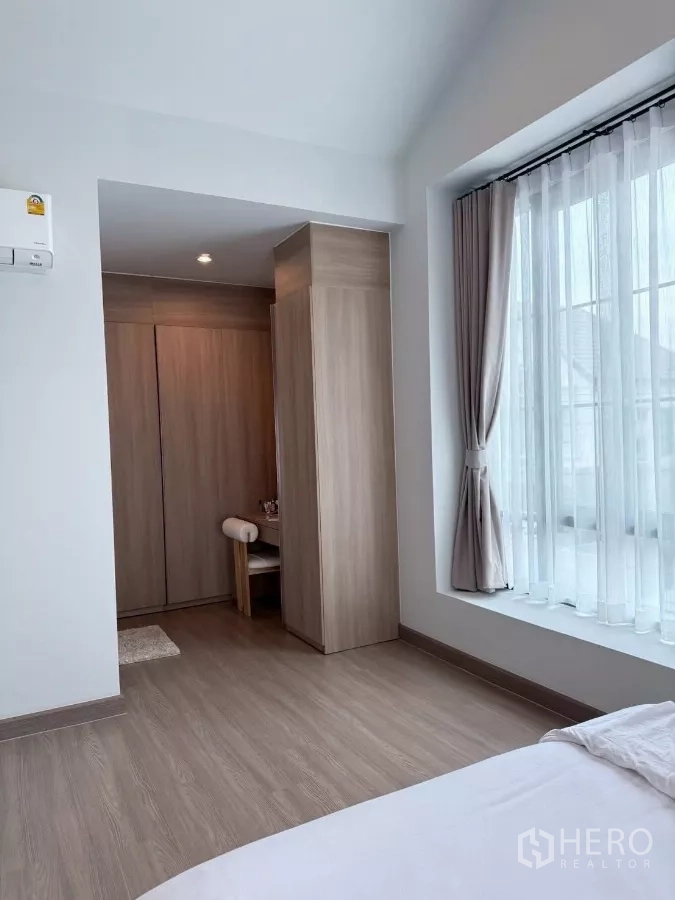 Detached House for rent in Lat Krabang, Bangkok - Master suite wardrobe zone with built-in closets and dressing nook.