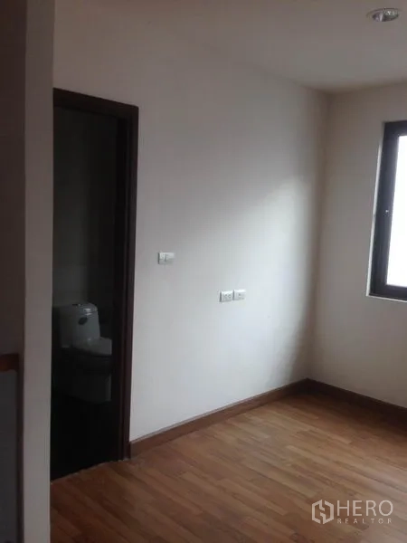 Home Office for rent in Bang Phli, Samut Prakan - Corner area with doorway to a bathroom and a window on the upper level.