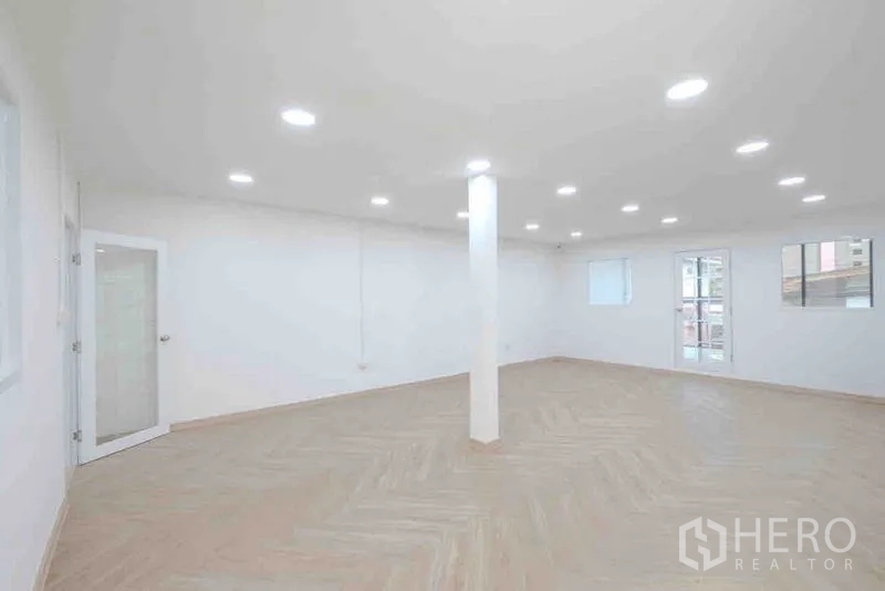 独立商业地产 出租或出售在Bang Na, Bangkok - 翻新办公室，鱼骨拼木纹地板与筒灯