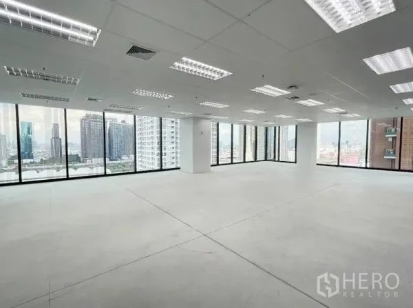 办公空间 出租在Ratchathewi, Bangkok - 转角办公室，环幕落地玻璃，城市景观一览无余。