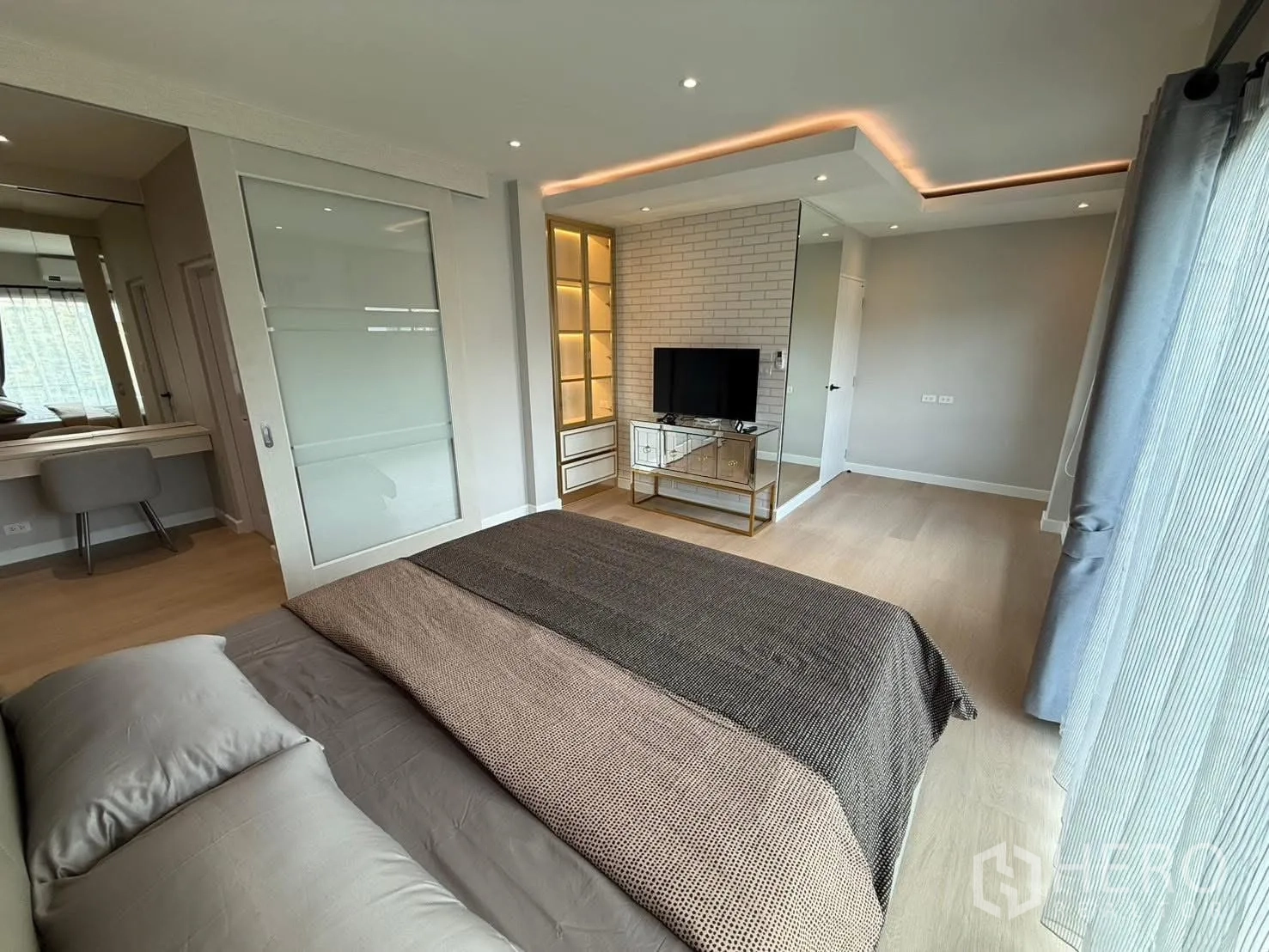 独栋房屋 for rent in Prawet, Bangkok - 主卧另一角度，带梳妆台、玻璃推拉衣柜门与嵌入式照明
