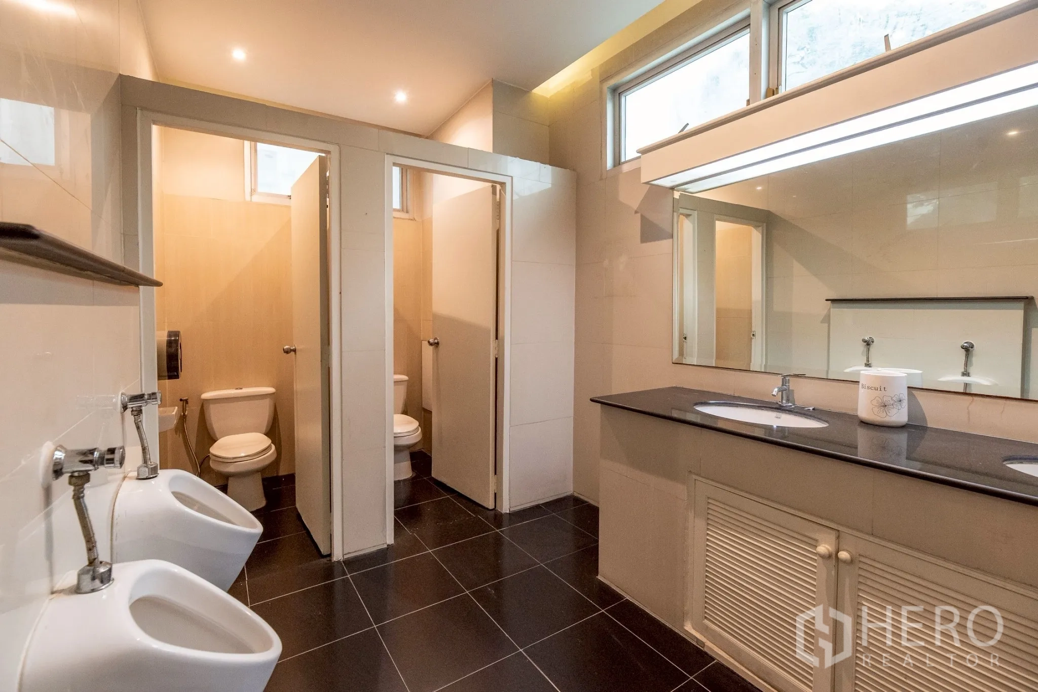 Office Space for rent in Wang Thonglang, Bangkok - Clean men’s restroom with stalls, urinals and long vanity counter.