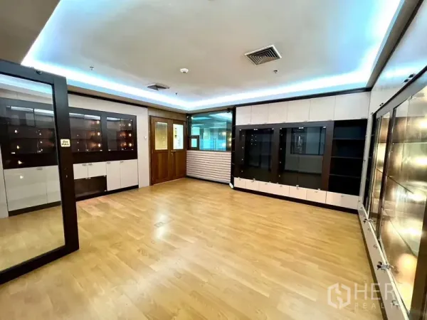 办公空间 出租在Watthana, Bangkok - 明亮办公室，木地板，内置展示柜与玻璃隔断