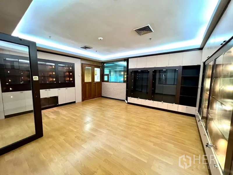 办公空间 出租在Watthana, Bangkok - 明亮办公室，木地板，内置展示柜与玻璃隔断