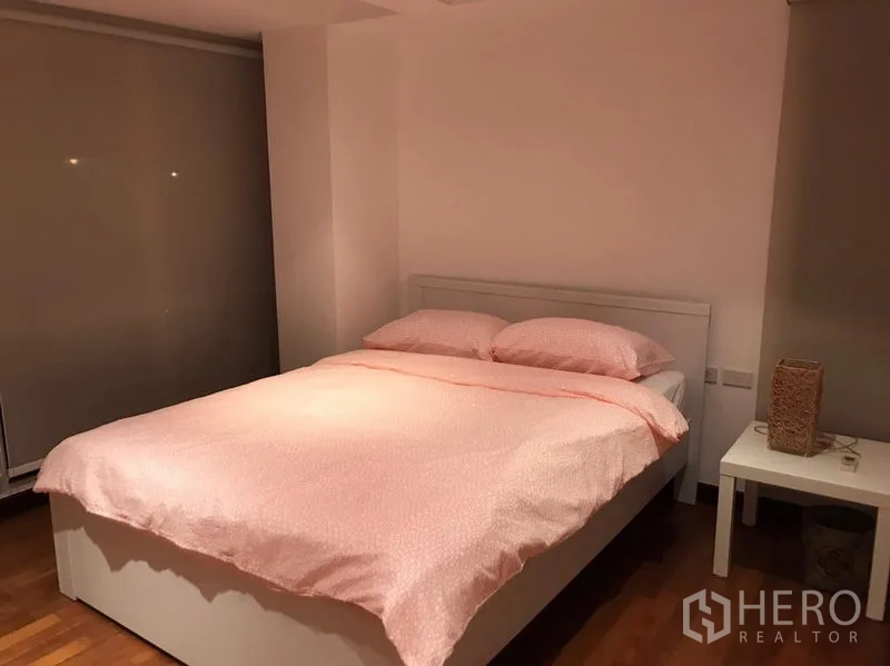 Condominium for rent in Watthana, Bangkok - Third bedroom featuring soft pink bedding and blackout blinds.