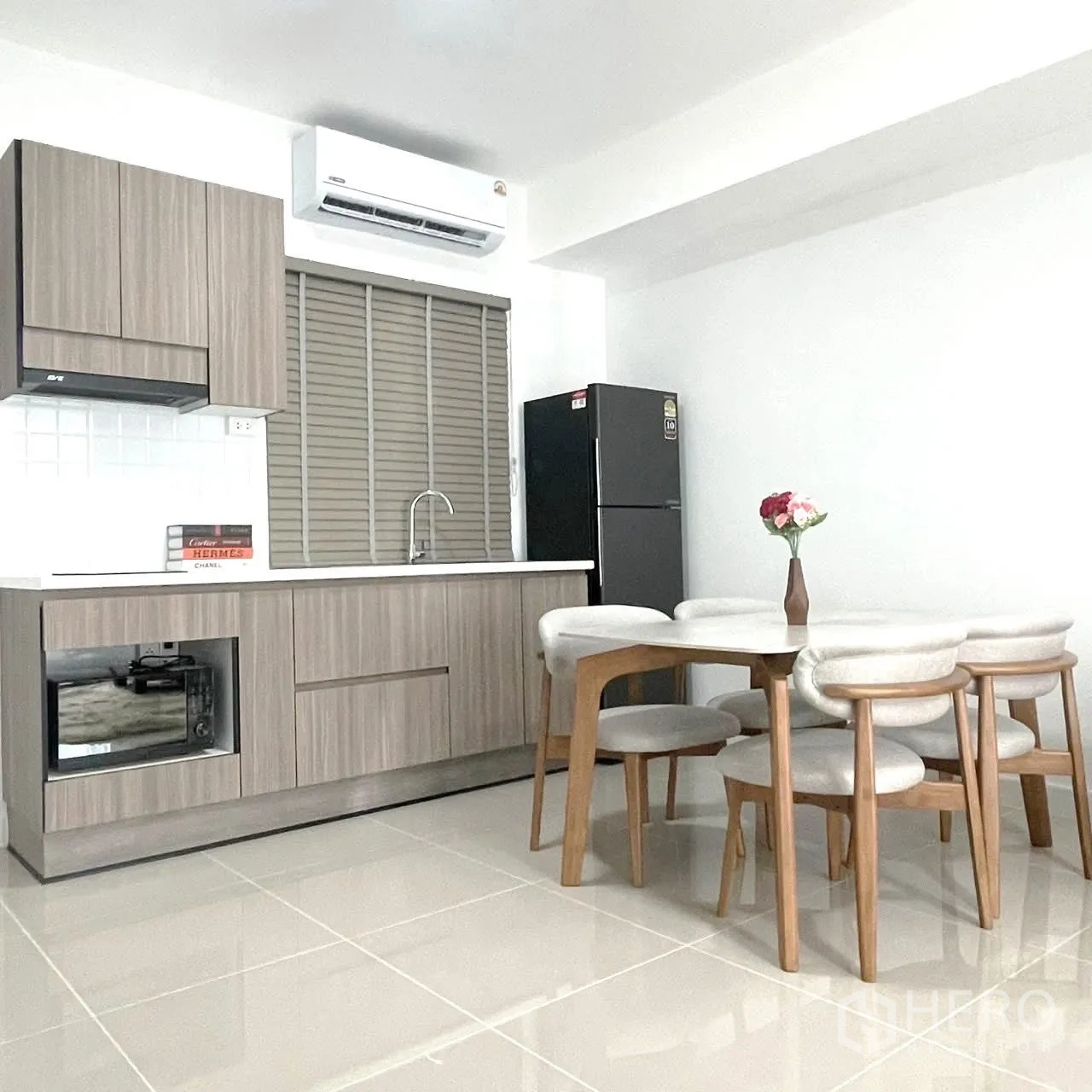联排别墅 for rent in Bang Phli, Samut Prakan - 紧凑现代厨房，木纹橱柜、水槽、冰箱和餐桌椅