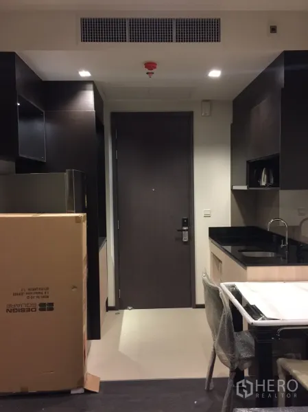 คอนโด ให้เช่าในWatthana, Bangkok - ครัวบิวท์อิน เคาน์เตอร์สีดำ ตู้เก็บของ และมุมทานอาหาร