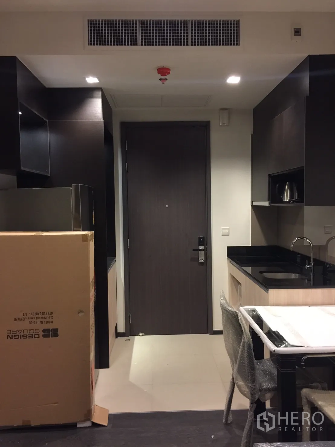 คอนโด ให้เช่าในWatthana, Bangkok - ครัวบิวท์อิน เคาน์เตอร์สีดำ ตู้เก็บของ และมุมทานอาหาร