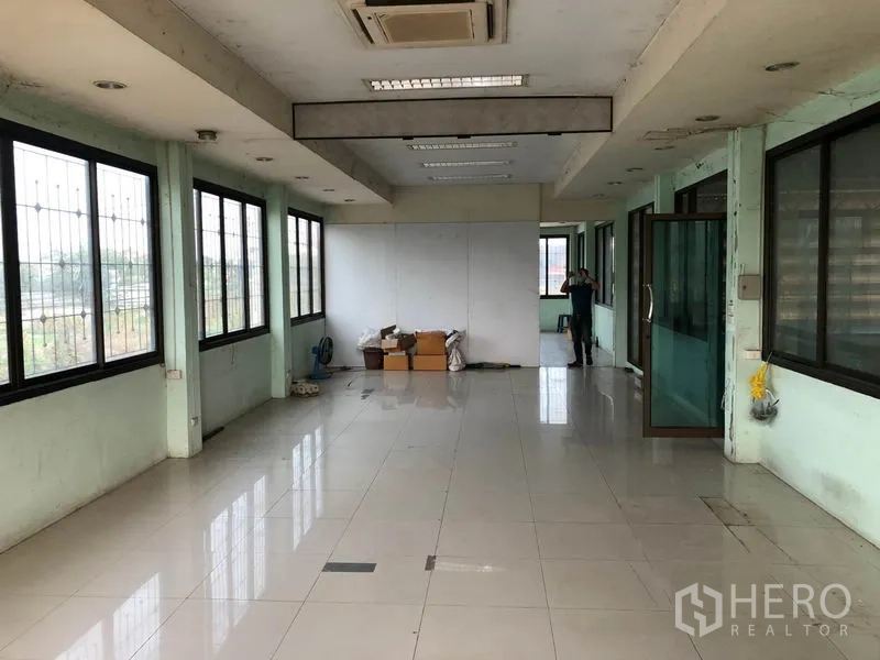 คลังสินค้า ให้เช่าในNonthaburi - ออฟฟิศชั้นบน กระจกบานใหญ่ พื้นกระเบื้อง ประตูบานเลื่อนและแอร์ฝังฝ้า