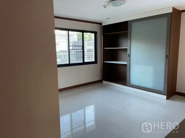 สำนักงาน ให้เช่าในKhlong Toei, Bangkok - ห้องทำงานโล่ง หน้าต่างบานใหญ่ พร้อมชั้นบิลต์อินและตู้บานเลื่อนกระจกฝ้า