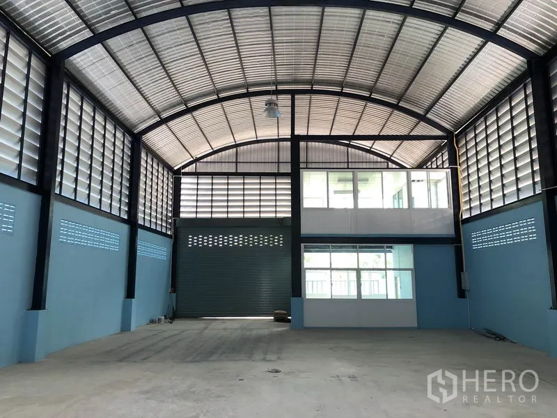 โรงงาน ให้เช่าหรือขายในBang Bua Thong, Nonthaburi - ภายในโกดังมองไปยังประตูม้วนกว้าง และอาคารออฟฟิศสองชั้น