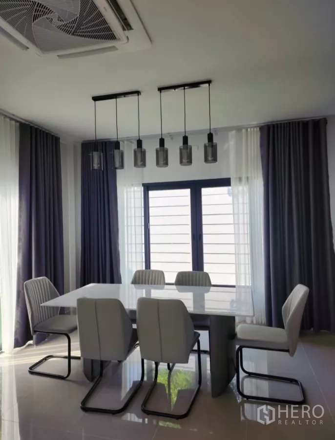 Detached House for rent in Bang Phli, Samut Prakan - Dining room with six-seat table, pendant lighting and ceiling cassette AC