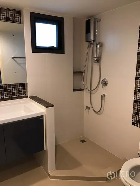 Detached House for rent in Bang Kapi, Bangkok - Bathroom with walk-in shower, vanity and a small ventilation window.