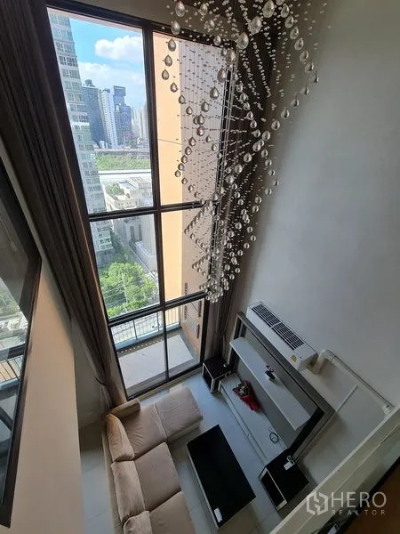 公寓 出售在Ratchathewi, Bangkok - 从夹层俯视挑高客厅与醒目的水晶吊灯