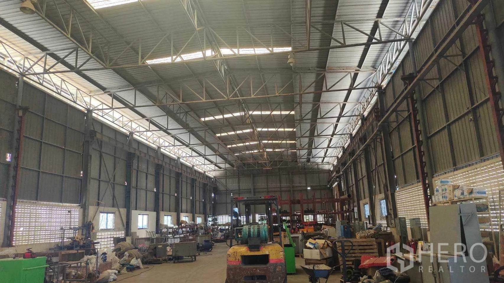 โรงงาน ขายในNikhom Phatthana, Rayong - โถงสูงมีประตูสไลด์บานใหญ่และอุปกรณ์งานช่าง