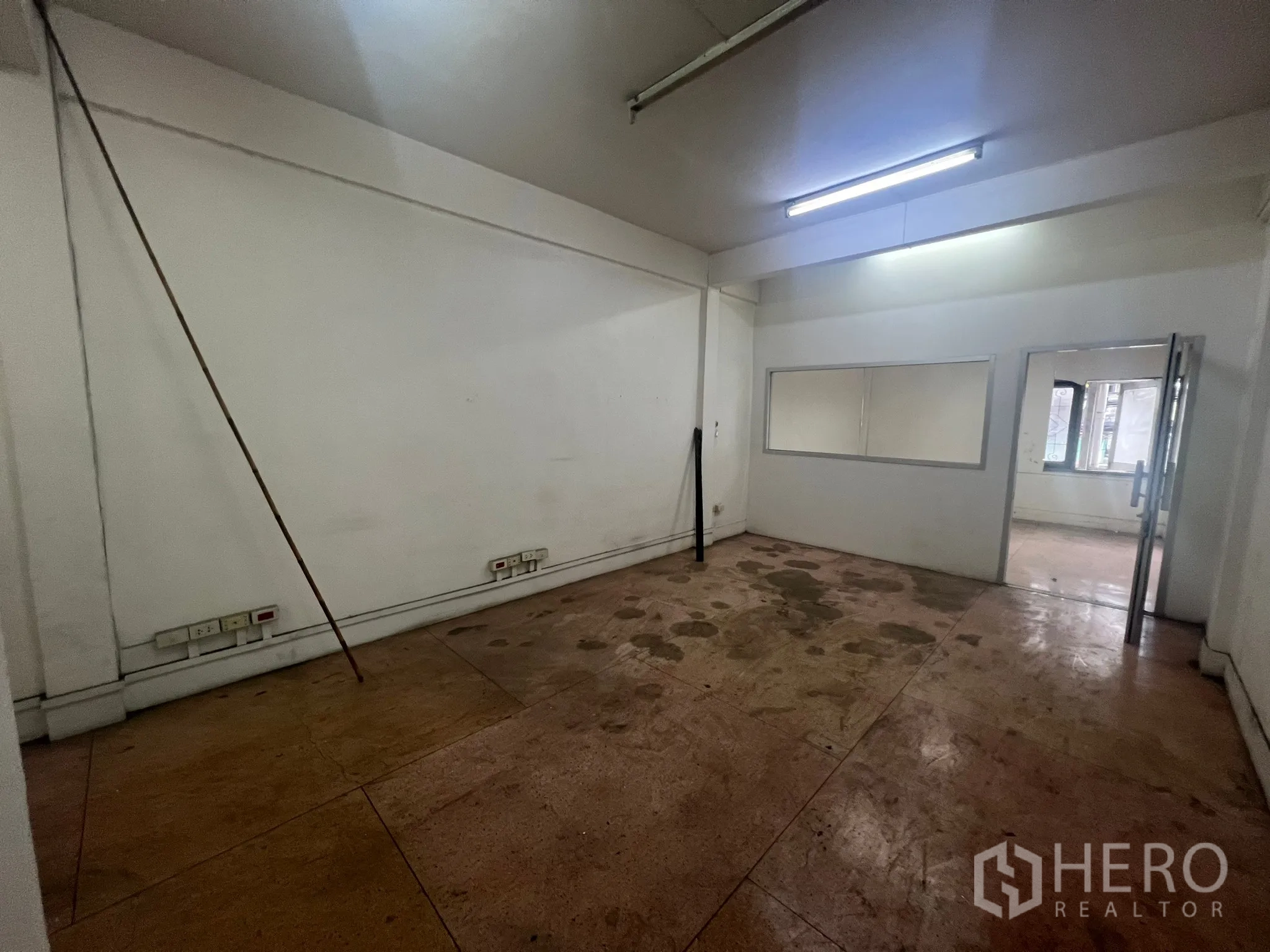 店屋 出租在Watthana, Bangkok - 楼上办公室房间，设日光灯与内部玻璃隔断窗。