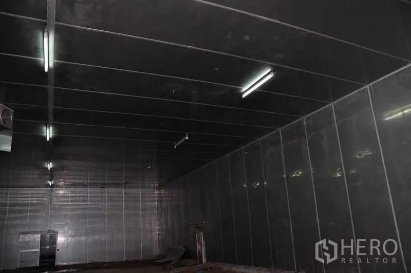 Warehouse for rent in Pathum Thani - Insulated warehouse interior with high ceiling and fluorescent lights, suitable for cold storage in Pathum Thani.