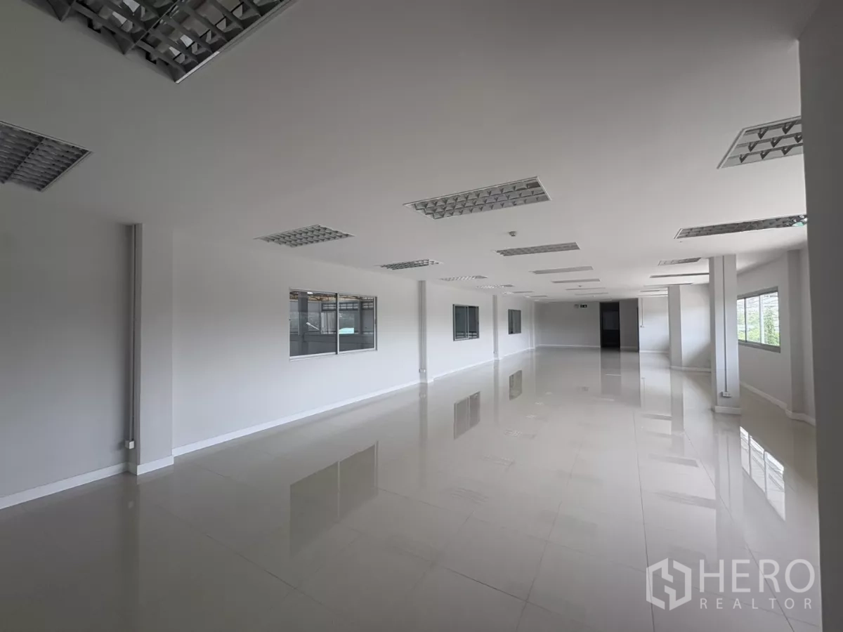 工厂 出租在Bang Phli, Samut Prakan - 抛光的夹层办公室空间，带窗与安全出口