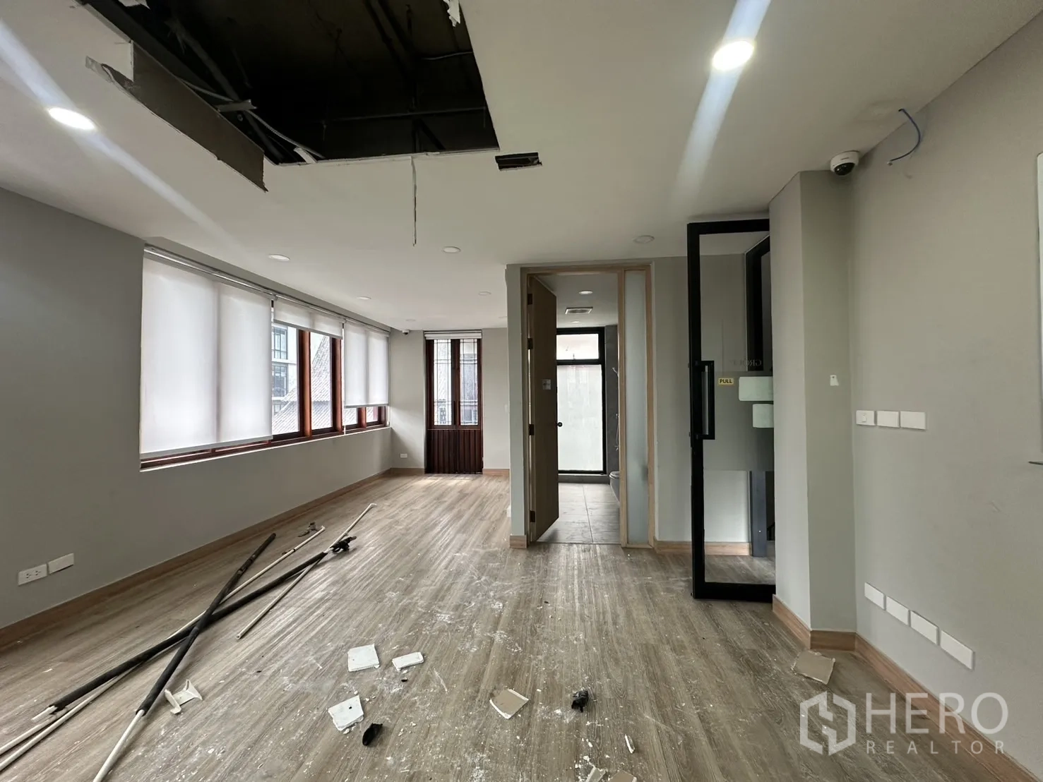 带办公室的家 出租在Pathum Wan, Bangkok - 狭长房间木地板，走道通往卫生间与多扇门