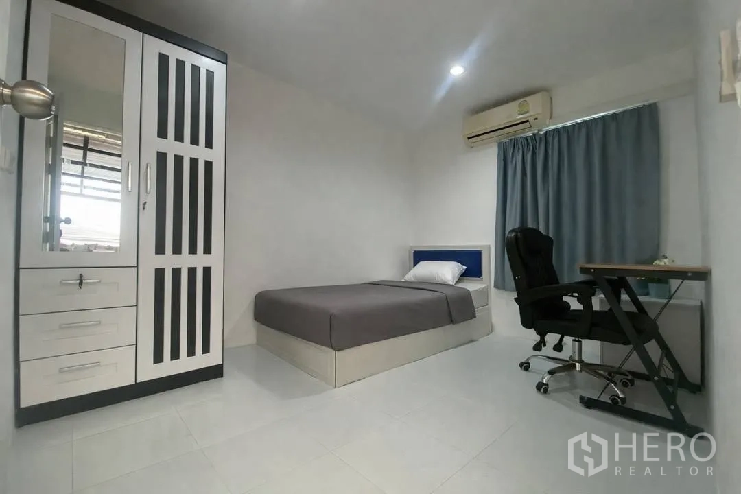 独栋房屋 for rent in Suan Luang, Bangkok - 单人卧室，衣柜、书桌与空调。