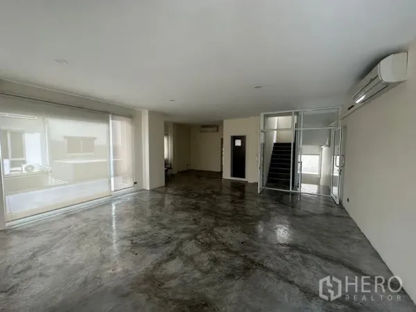 带办公室的家 出租在Wang Thonglang, Bangkok - 开放式办公楼层，水泥抛光地面，大窗与玻璃楼梯间。