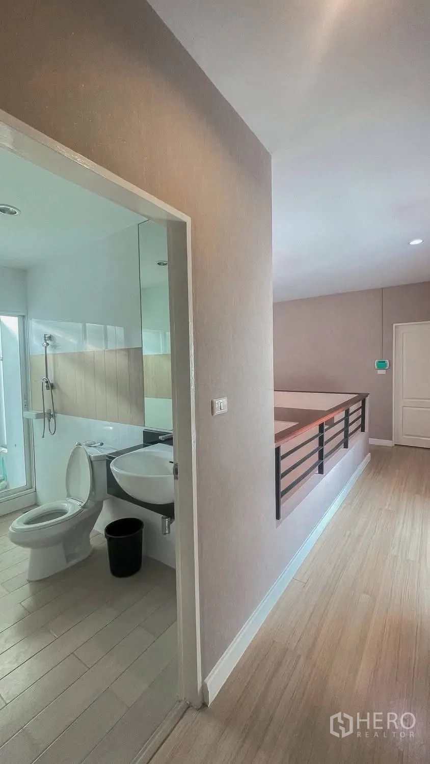 บ้านเดี่ยว for rent or sale in Saphan Sung, Bangkok - โถงชั้นบนติดห้องน้ำพร้อมราวกันตกดีไซน์โมเดิร์น.