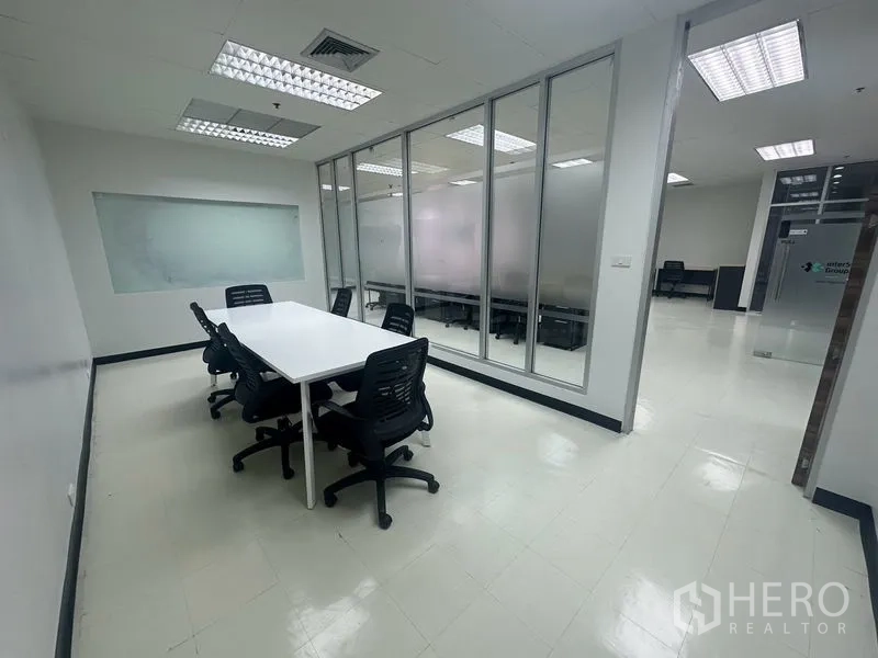 สำนักงาน ให้เช่า - ห้องประชุมขนาดกะทัดรัด โต๊ะสีขาว เก้าอี้สำนักงาน ข้างผนังกระจกเต็มบาน