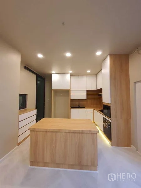 บ้าน ขายในPrawet, Bangkok - ครัวร่วมสมัยพร้อมไอส์แลนด์ไม้และตู้เก็บของมากมาย