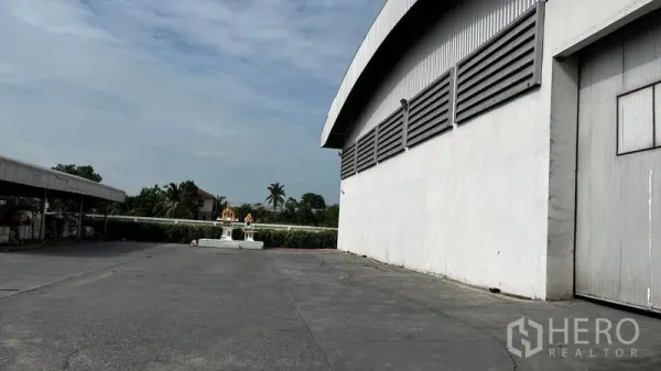 工厂 出租或出售在Pathum Thani - 厂房侧面的大型混凝土货场与装卸通道