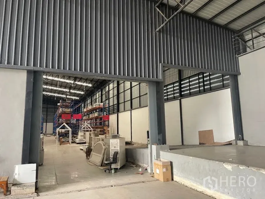 Warehouse for rent in Lat Krabang, Bangkok - Loading-bay entrance into a high-ceiling steel-frame warehouse with pallet racking in Lat Krabang.