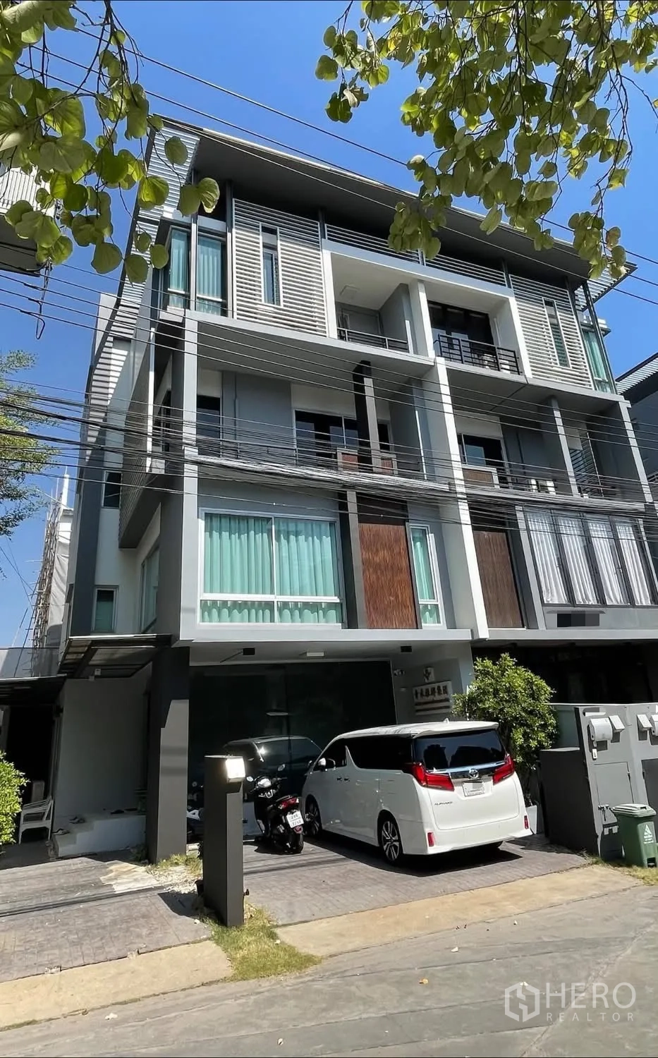 家庭办公室 for rent or sale in Wang Thonglang, Bangkok - 建筑外观，前方设停车空间。