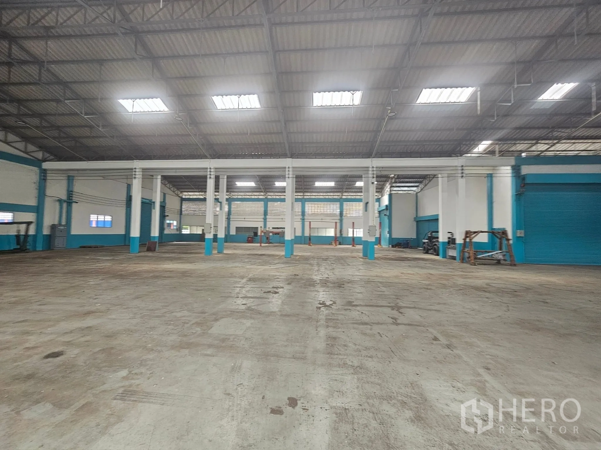 โรงงาน ให้เช่าหรือขายในMueang Rayong, Rayong - โถงโรงงานขนาดใหญ่หลายช่วงเสา มีประตูม้วนหลายจุด สกายไลต์ และพื้นคอนกรีตเสริมแรง