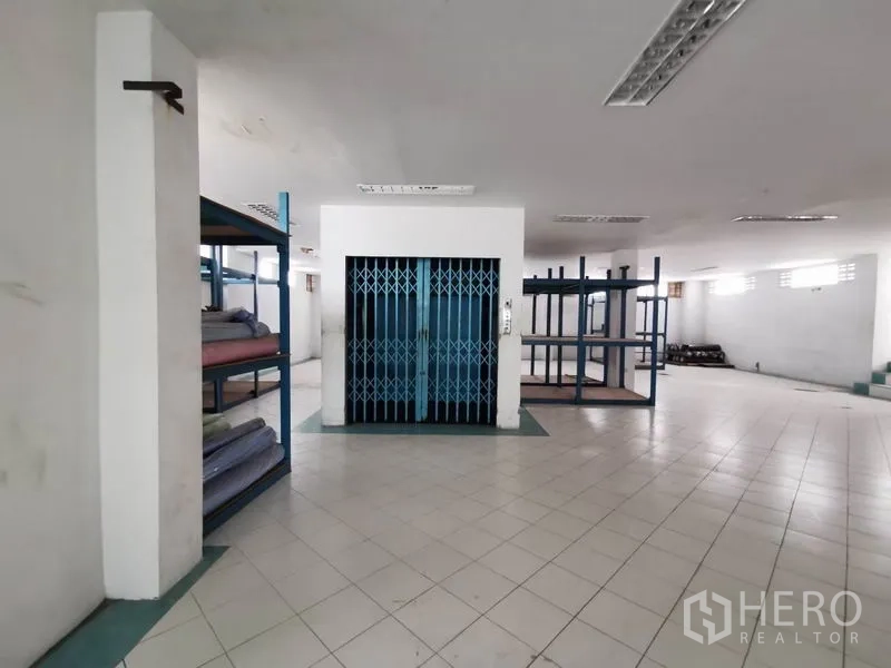 办公空间 出租在Khlong San, Bangkok - 中心位置的货梯，折叠栅栏门，地面宽敞整洁。